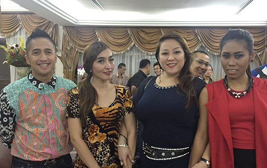 Oei with Irfan Hakin, Indah Sari _ Evi Masamba
